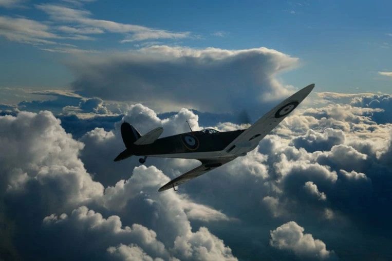 Spitfire dans les nuages
